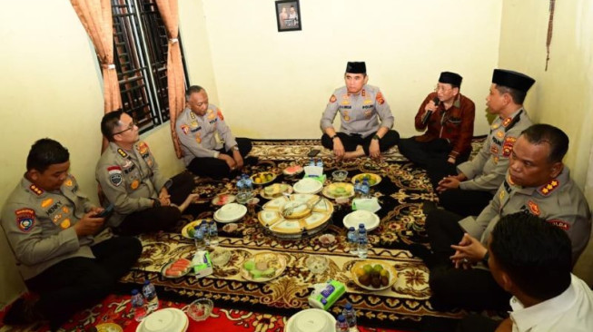 Kapolda Jambi Sampaikan Belasungkawa dan Silaturahmi ke Kediaman Ketua MUI Provinsi Jambi